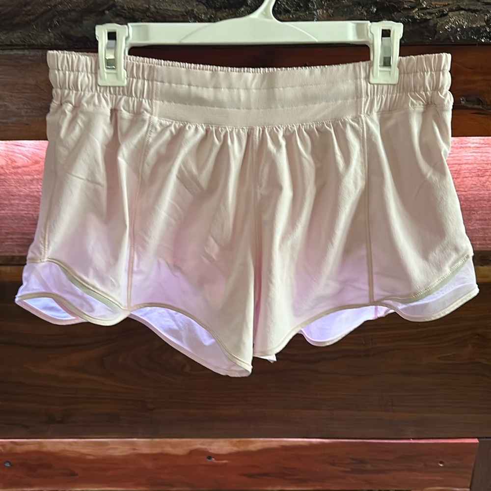Lululemon Hotty hot low rise women’s 2.5” lined shorts, pale pink size 12